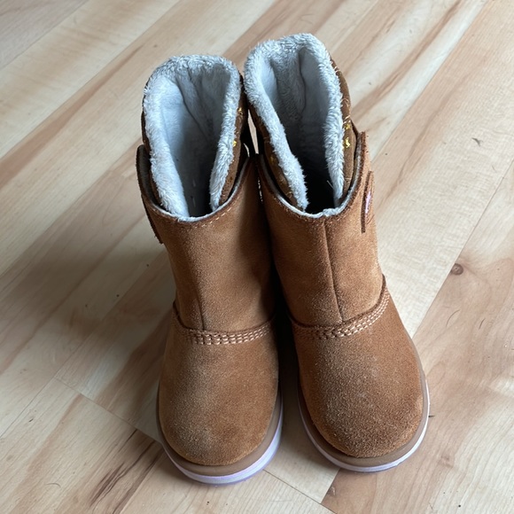 Suede Sorel Toddler girl Waterproof boots. They have gold shiny stars on them. - Picture 4 of 4